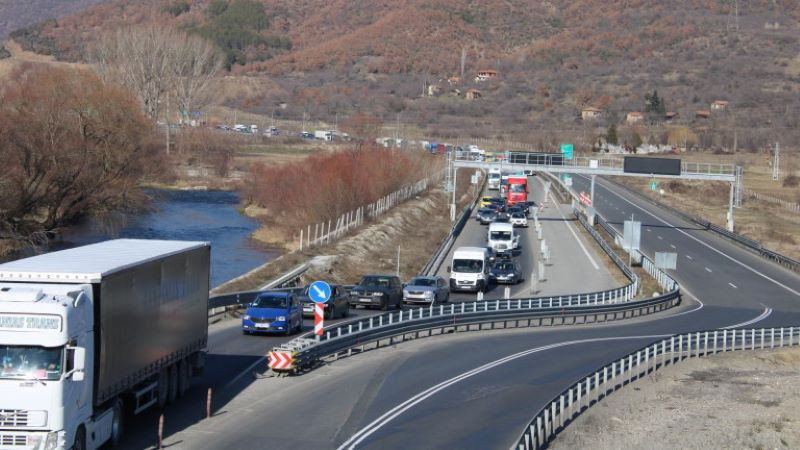 Ремонт образува тапа на АМ "Струма" в района на пътен възел Симитли